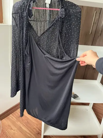 Blusa negra con estampado de puntos - miniatura 4