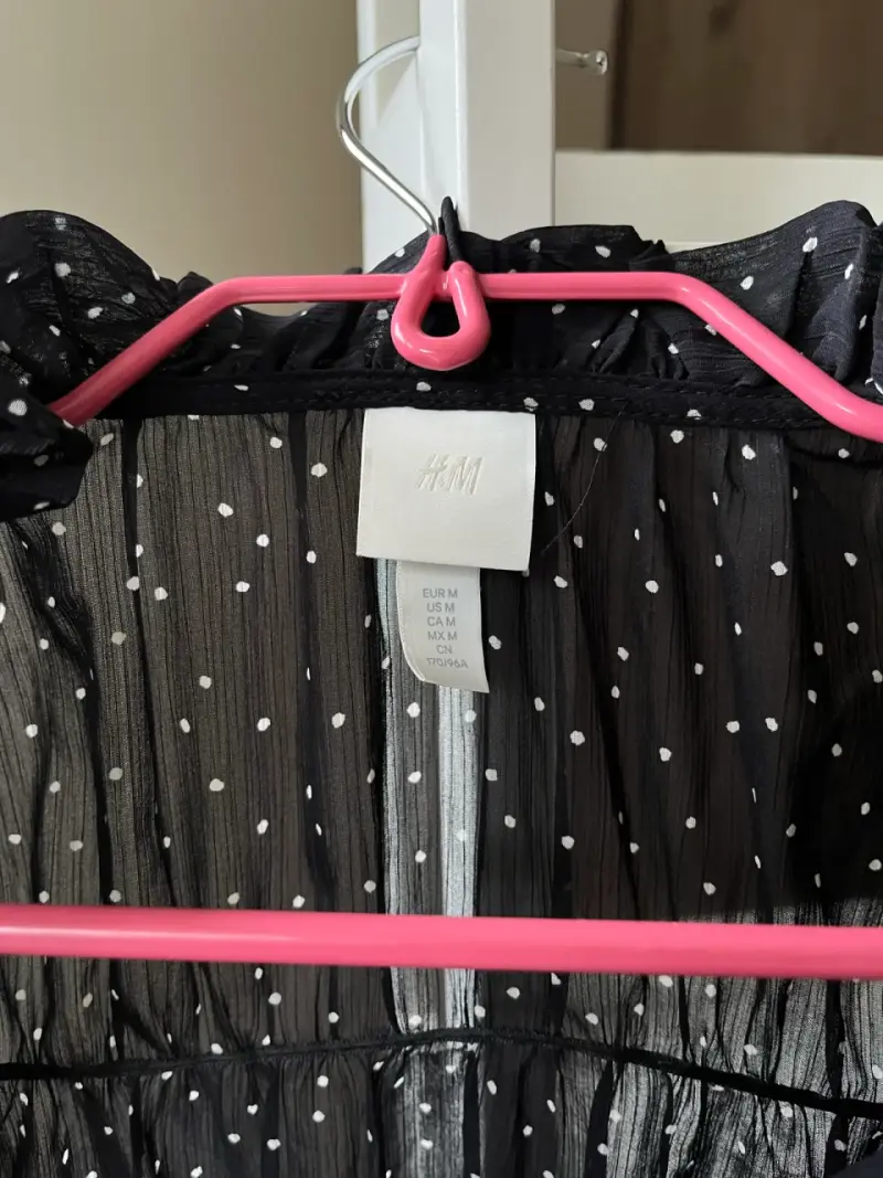 Blusa negra con estampado de puntos - 5
