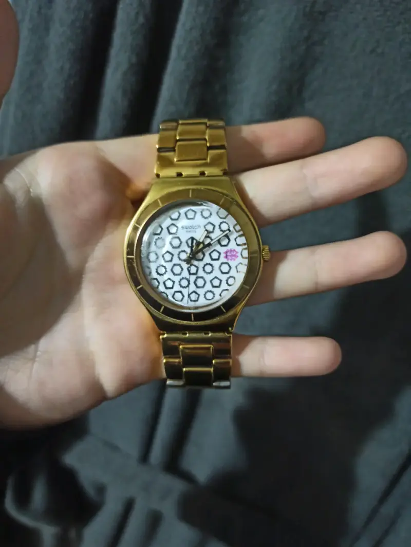 Reloj Swatch dorado analógico - 2