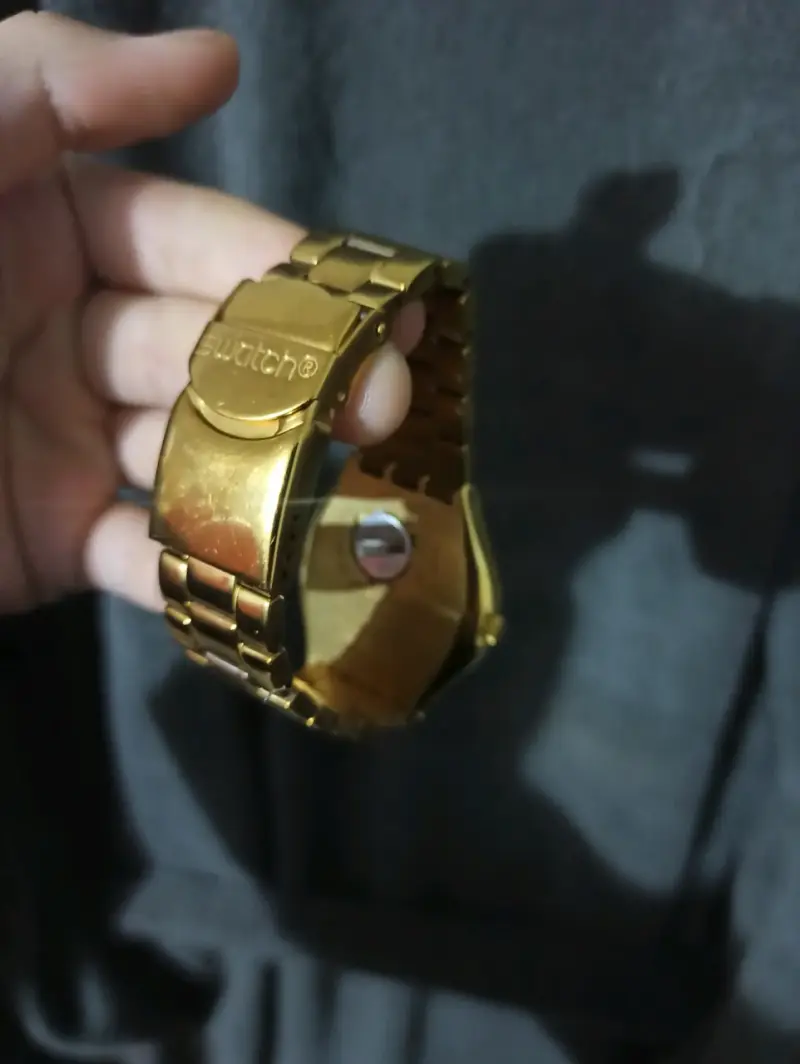 Reloj Swatch dorado analógico - 3