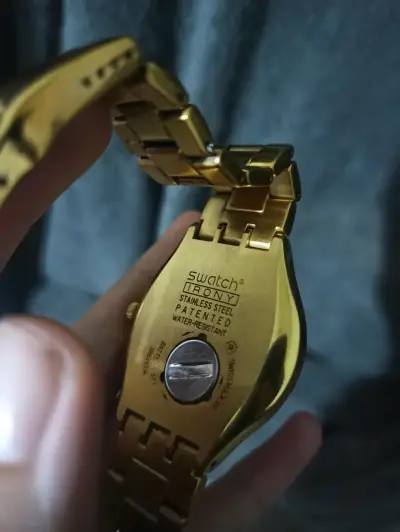 Reloj Swatch dorado analógico - miniatura 4