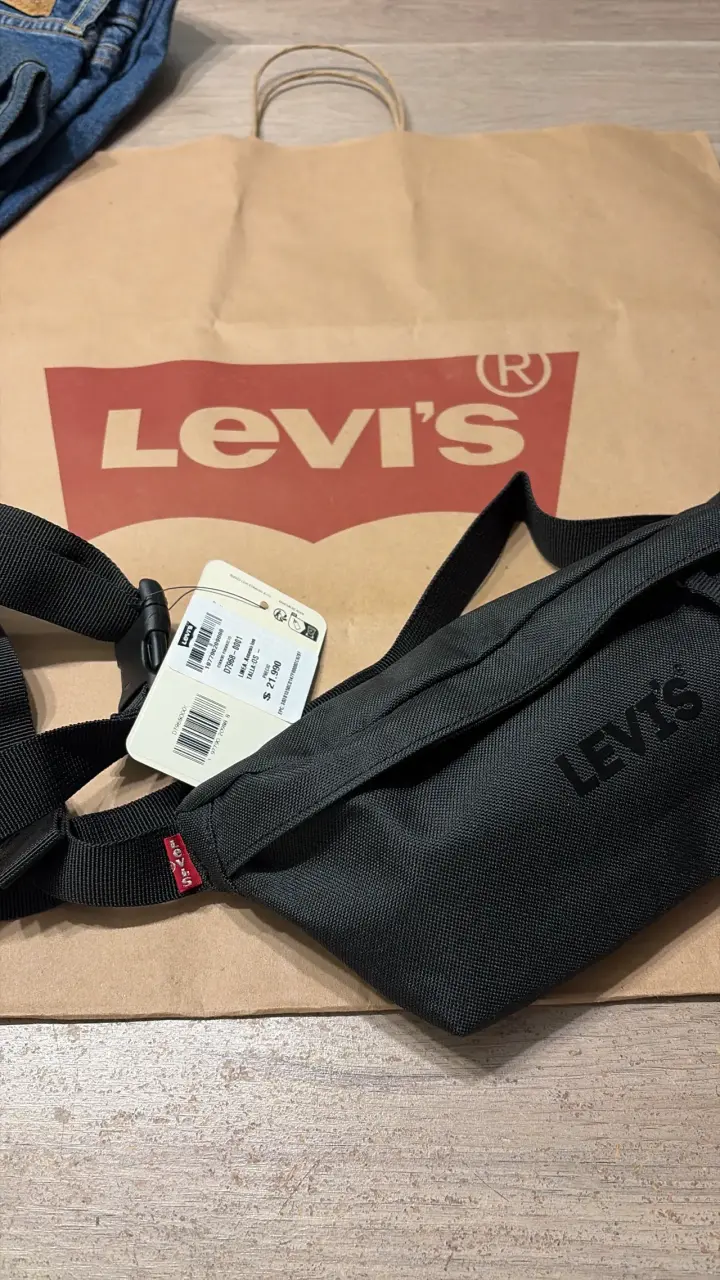 Banano negro Levi's nuevo