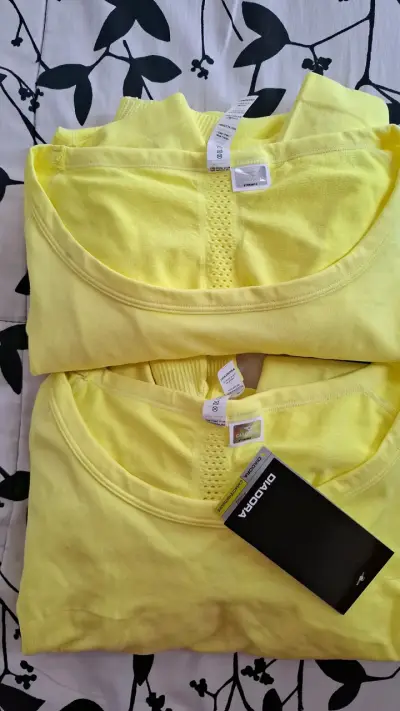Poleras amarillas Diadora nuevas y chalas - miniatura 1