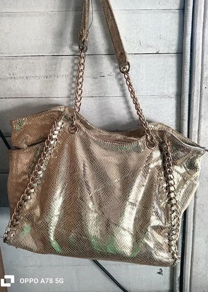 Bolso dorado con cadena