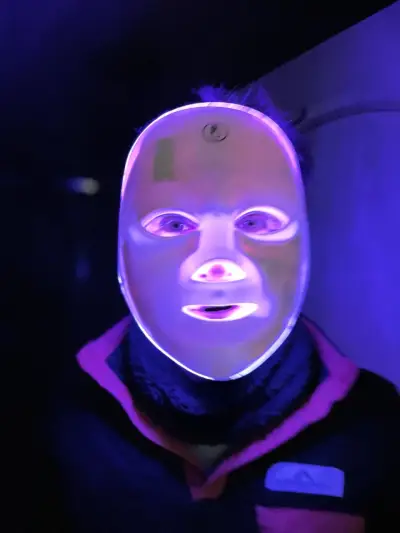 Máscara LED facial con luz UV - miniatura 1