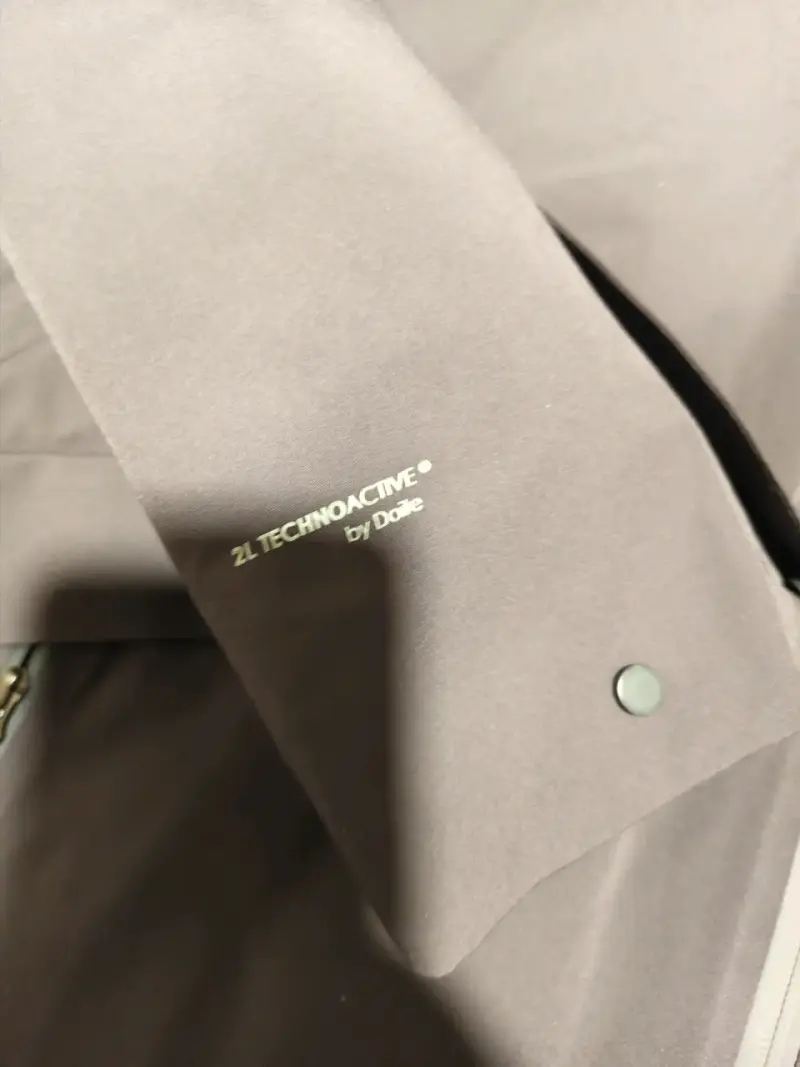 Chaqueta impermeable gris con capucha - 2