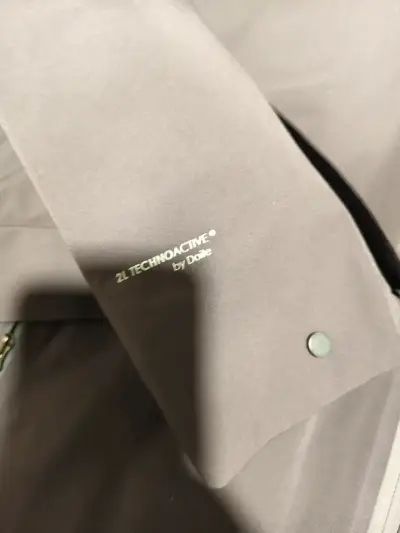 Chaqueta impermeable gris con capucha - miniatura 2