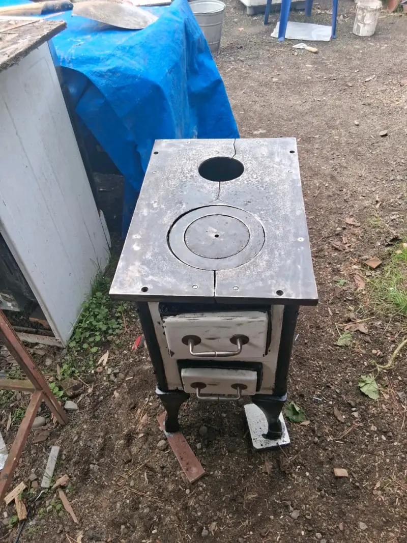 Cocina a leña metálica usada