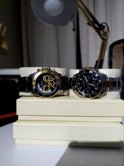 Relojes deportivos dorados y negros - miniatura 1