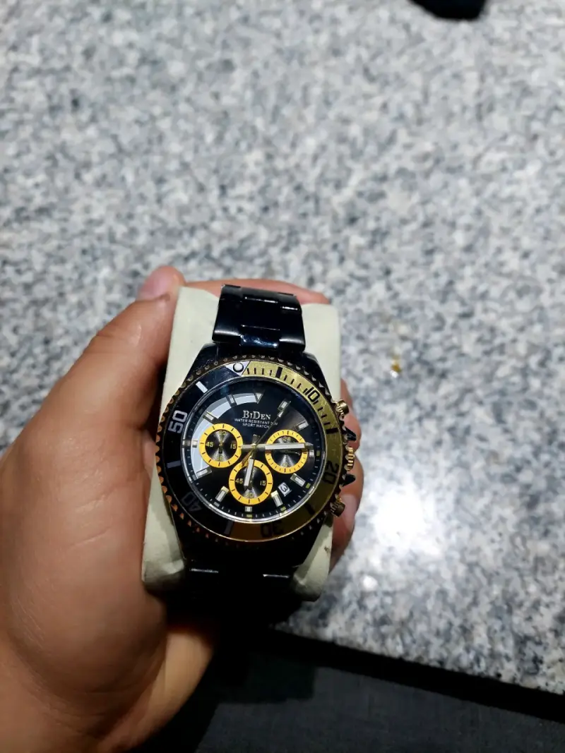 Relojes deportivos dorados y negros - 2