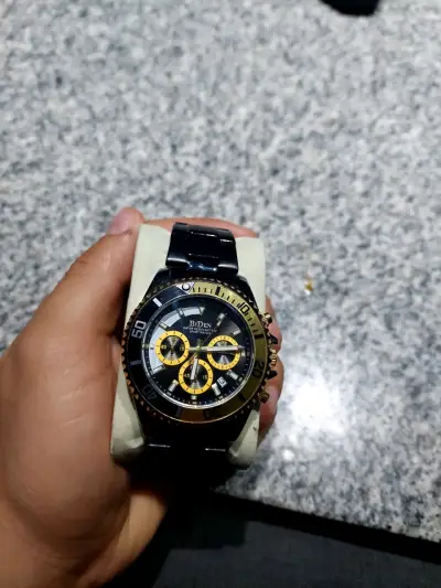 Relojes deportivos dorados y negros - miniatura 2