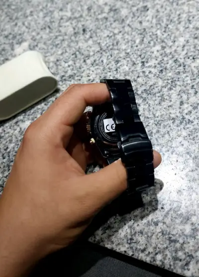 Relojes deportivos dorados y negros - miniatura 3