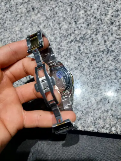 Relojes deportivos dorados y negros - miniatura 5