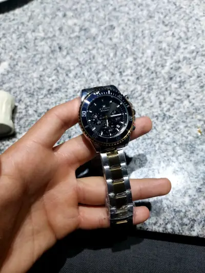 Relojes deportivos dorados y negros - miniatura 6