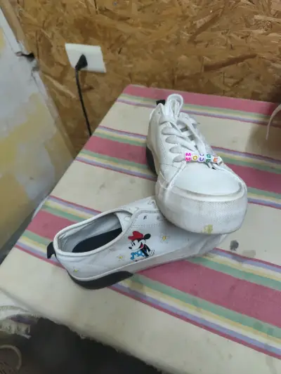 Zapatillas blancas con dibujo - miniatura 1