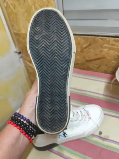 Zapatillas blancas con dibujo - miniatura 5