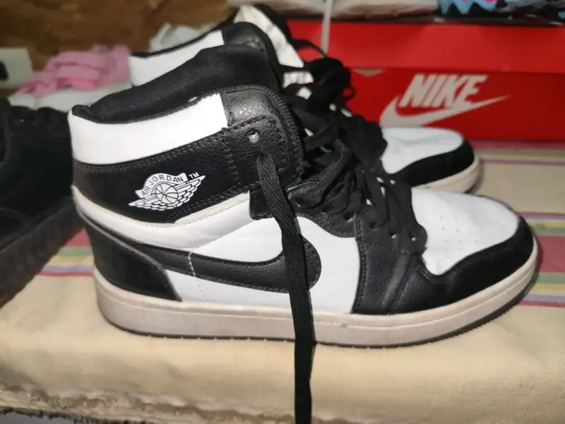 Zapatillas Air Jordan blancas y negras - 1