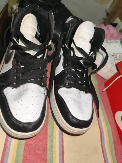 Zapatillas Air Jordan blancas y negras - miniatura 2