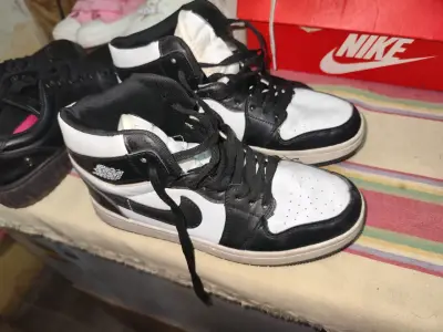 Zapatillas Air Jordan blancas y negras - miniatura 3