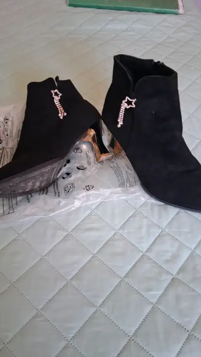 Botines negros con adorno brillante - miniatura 1