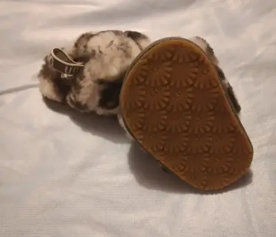 Botas peludas UGG estampado leopardo - miniatura 3