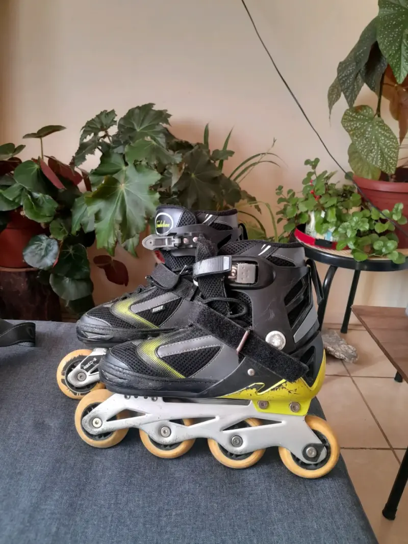 Patines en línea negros y amarillos