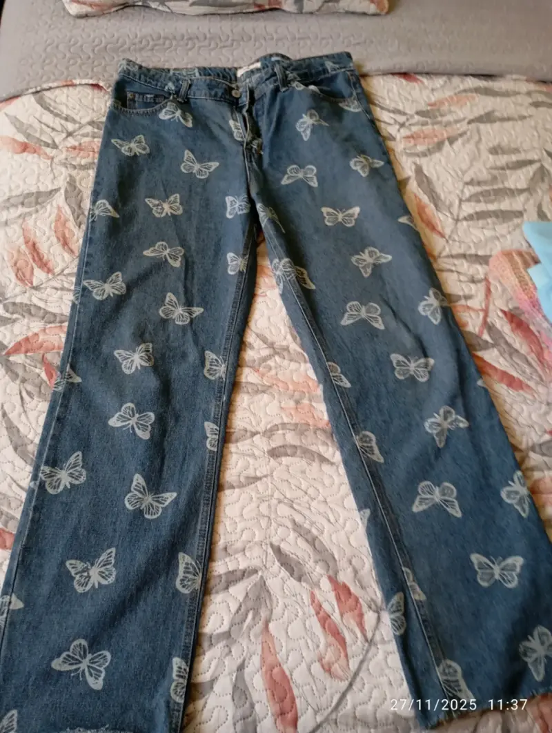 Jeans con estampado de mariposas