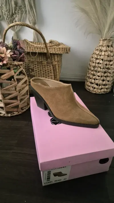Zapatos beige de punta cerrada - miniatura 2