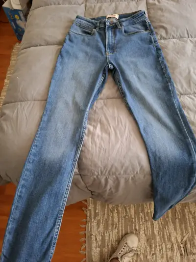 Jeans azul focalizado - miniatura 1