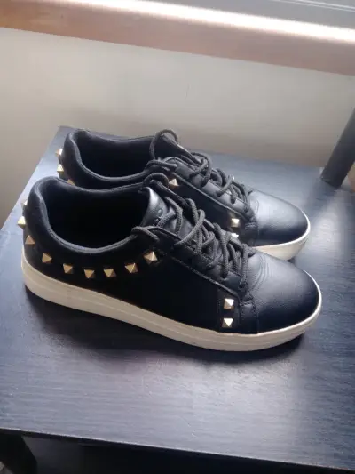 Zapatillas negras con tachas marca Aldo - miniatura 1
