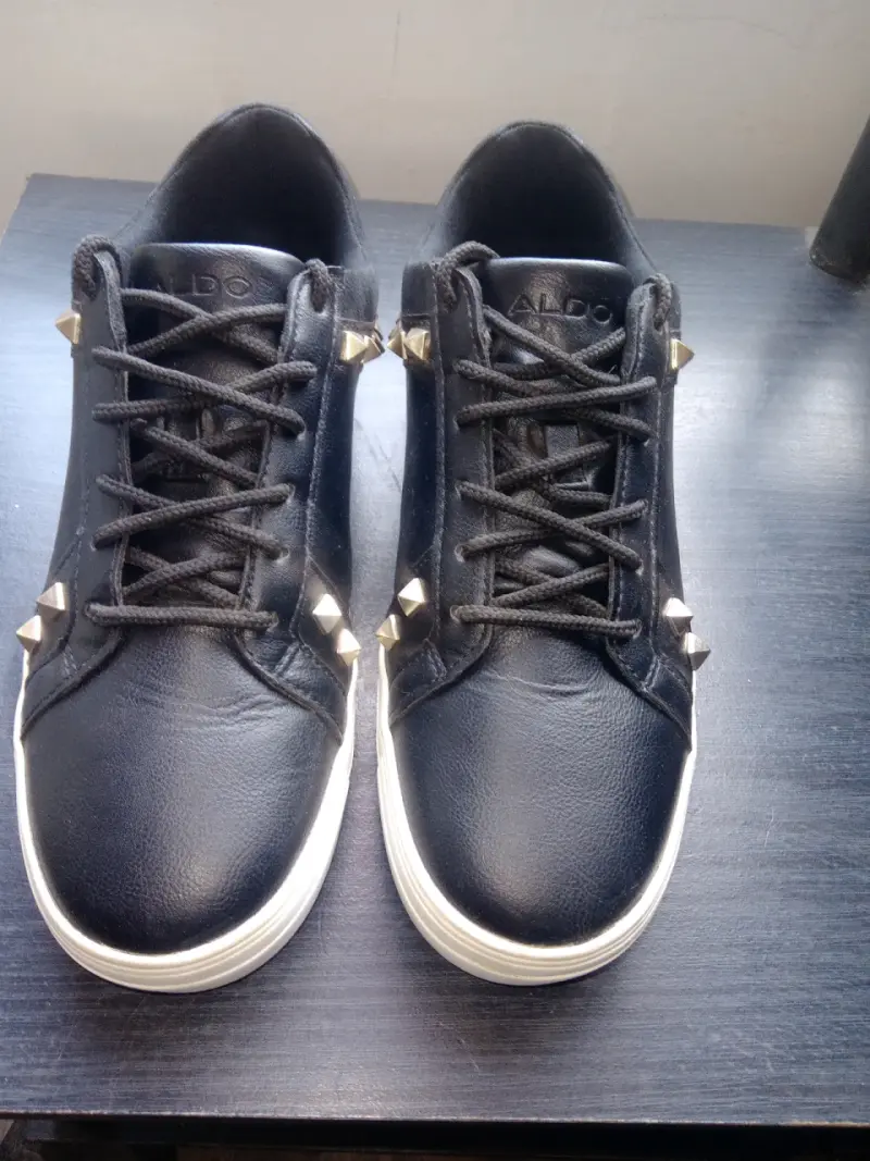 Zapatillas negras con tachas marca Aldo - 2