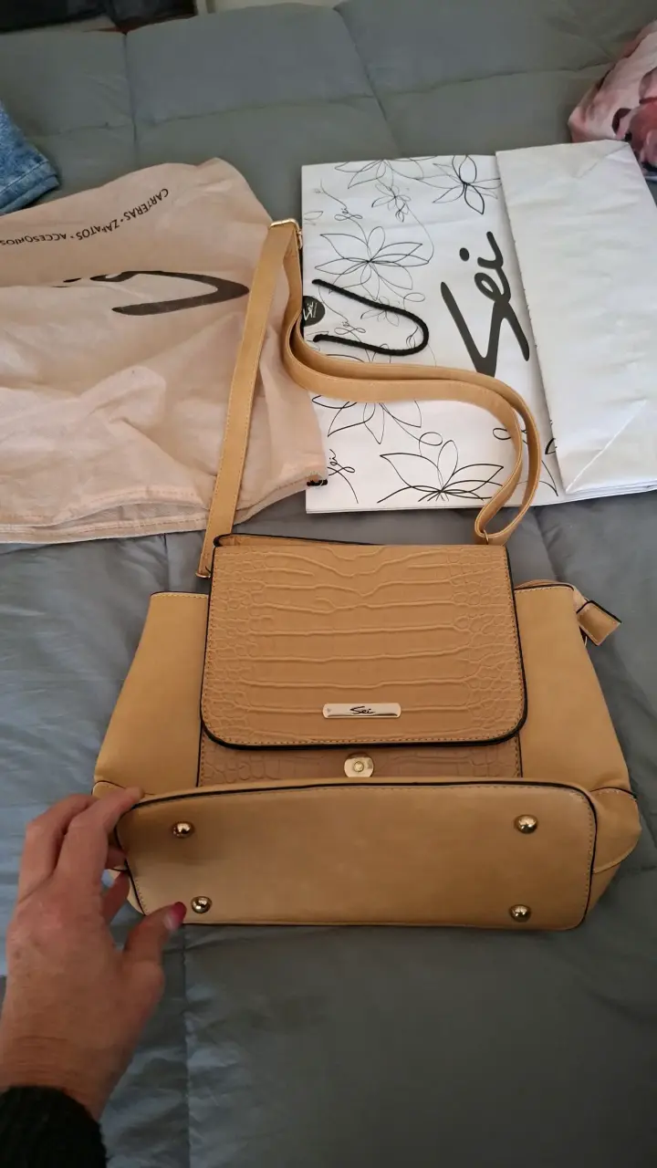 Cartera beige con textura cocodrilo - 1
