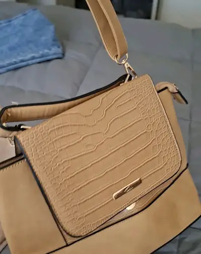 Cartera beige con textura cocodrilo - miniatura 2