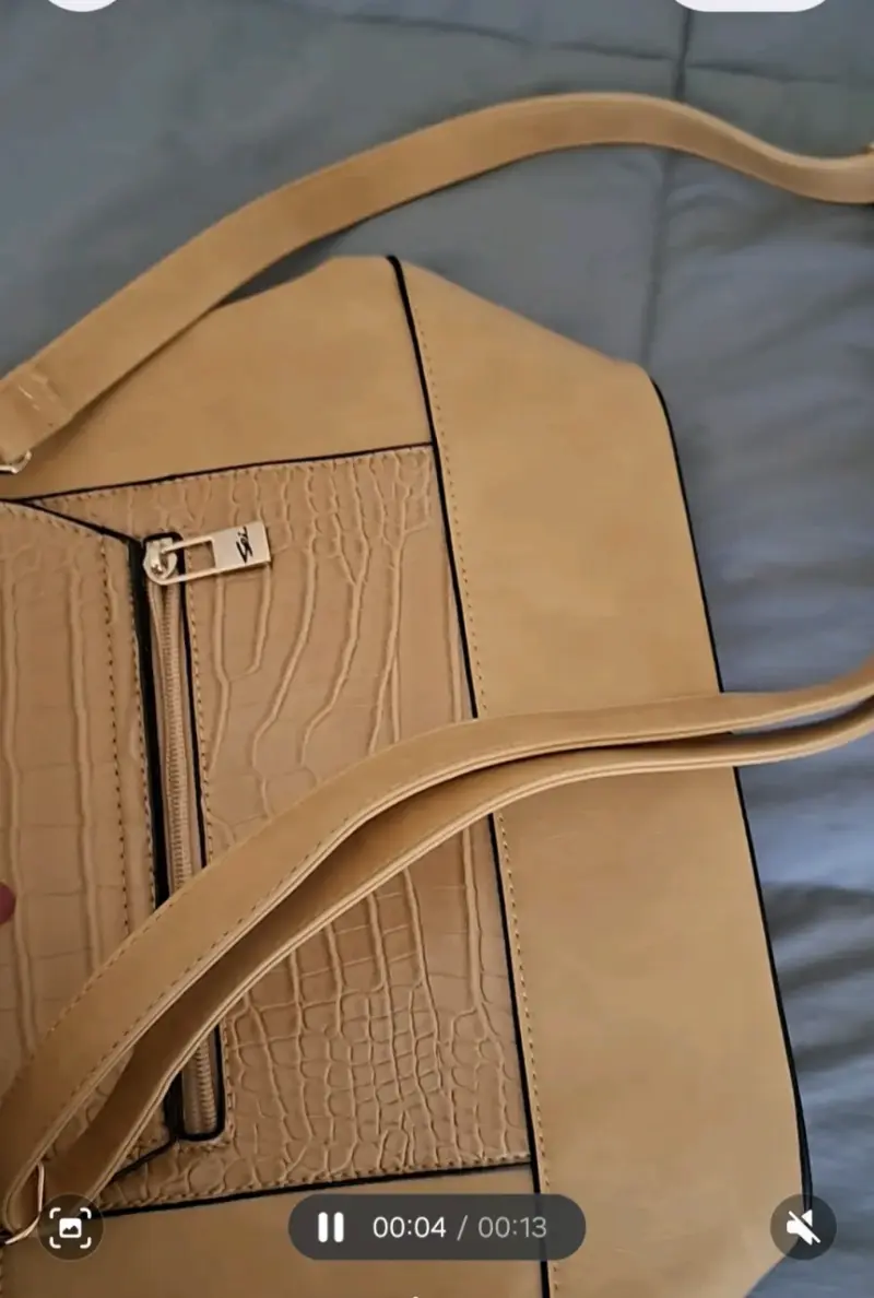 Cartera beige con textura cocodrilo - 3