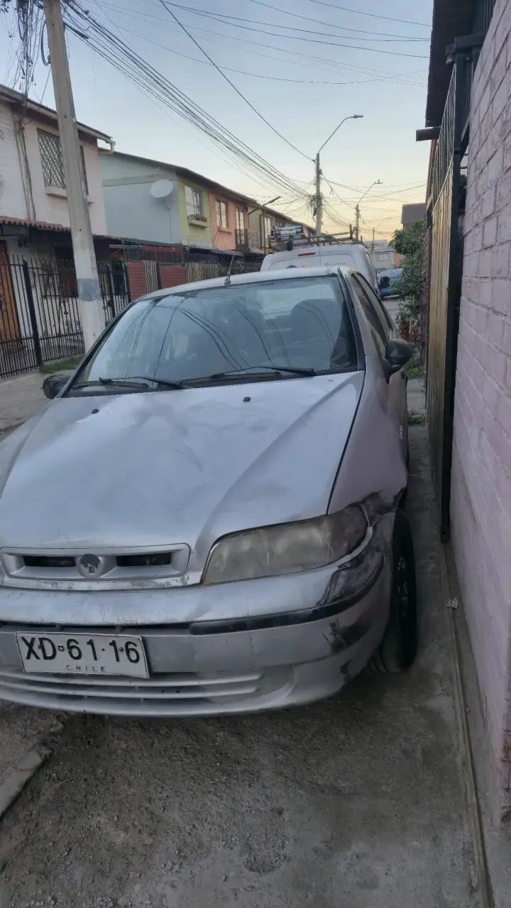Auto sedán plata usado - 2