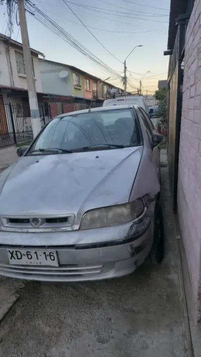 Auto sedán plata usado - miniatura 2