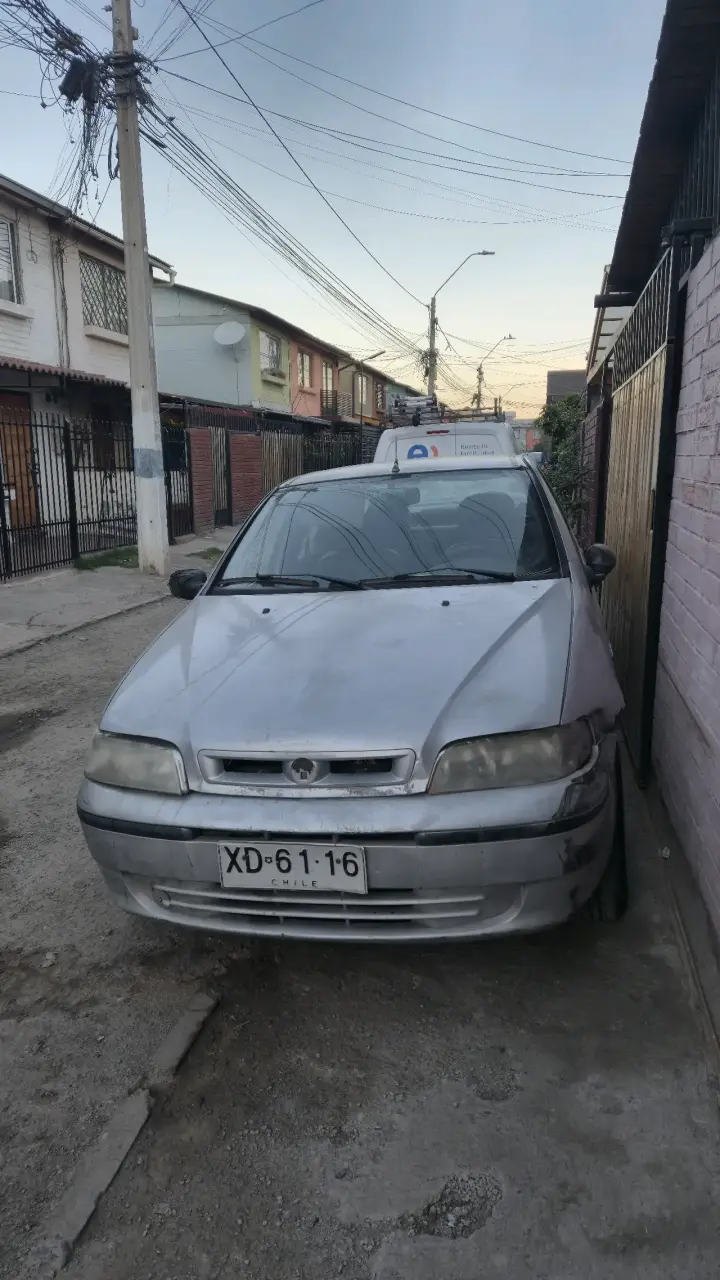 Auto sedán plata usado - 4