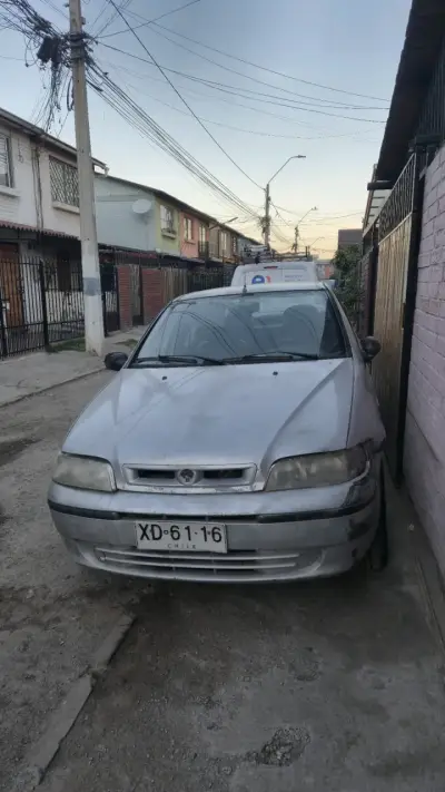 Auto sedán plata usado - miniatura 4