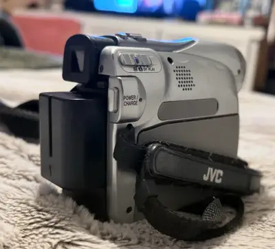 Videocámara JVC plateada - miniatura 1