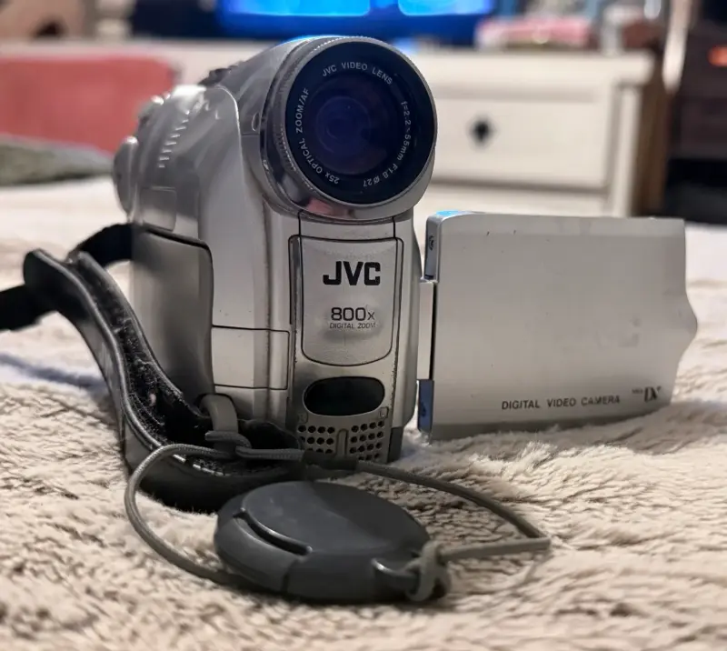 Videocámara JVC plateada - 2