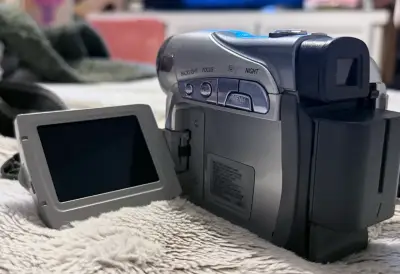 Videocámara JVC plateada - miniatura 3