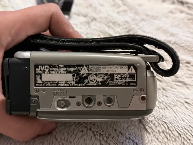 Videocámara JVC plateada - 4