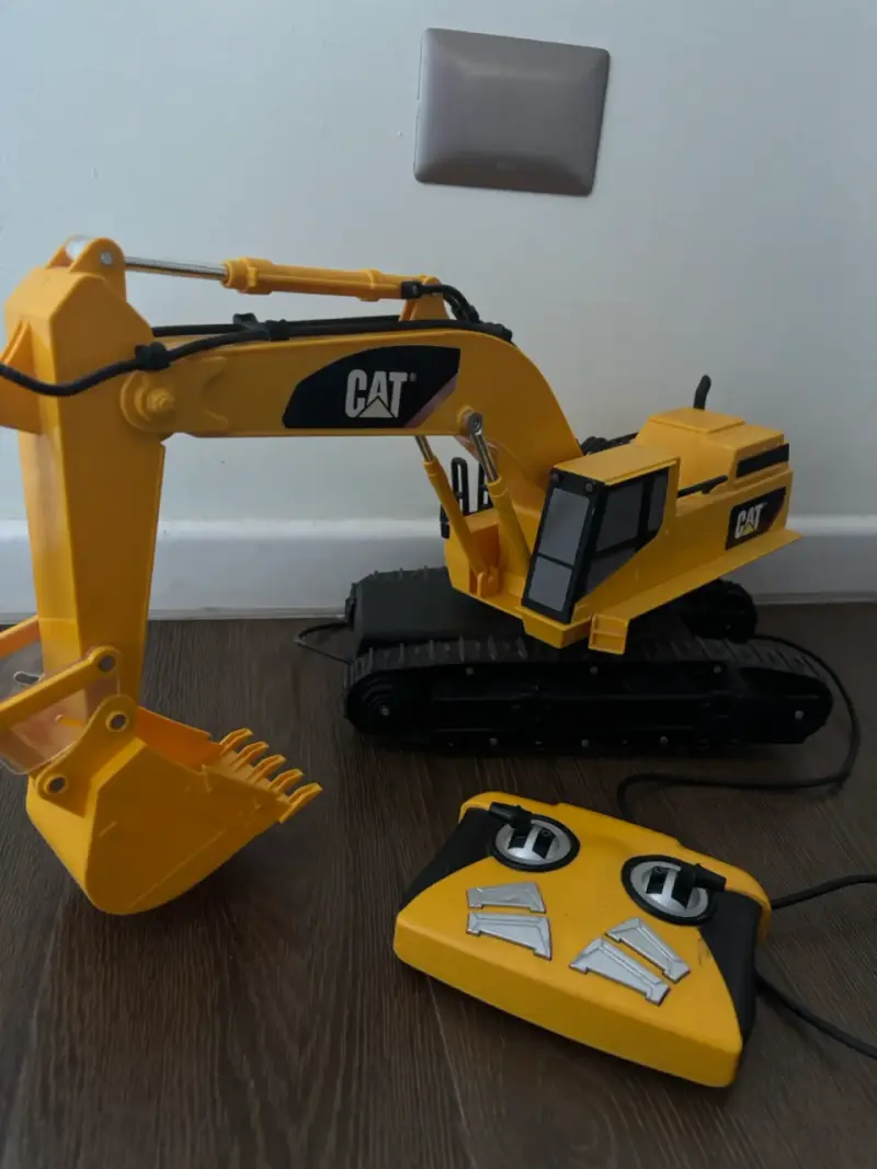 Excavadora de juguete CAT a control - 1