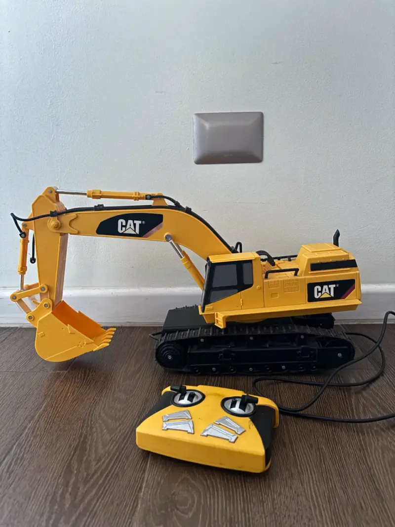 Excavadora de juguete CAT a control - 3