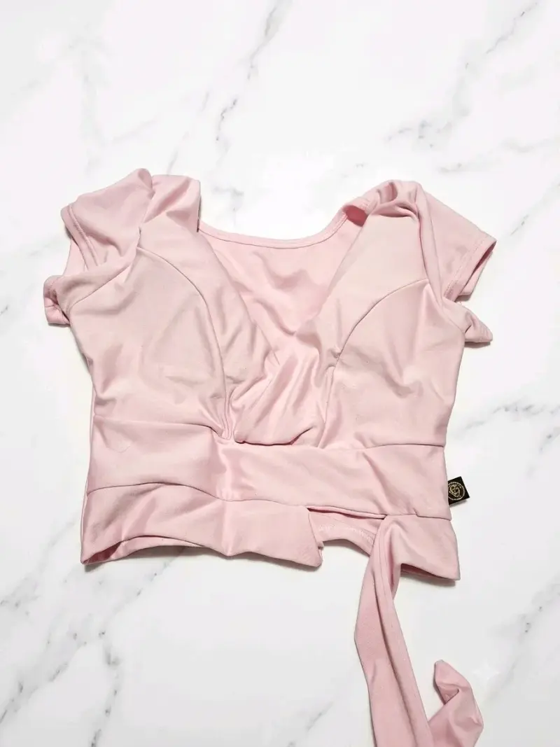 Blusa corta rosada con lazo - 1