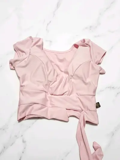 Blusa corta rosada con lazo - miniatura 1