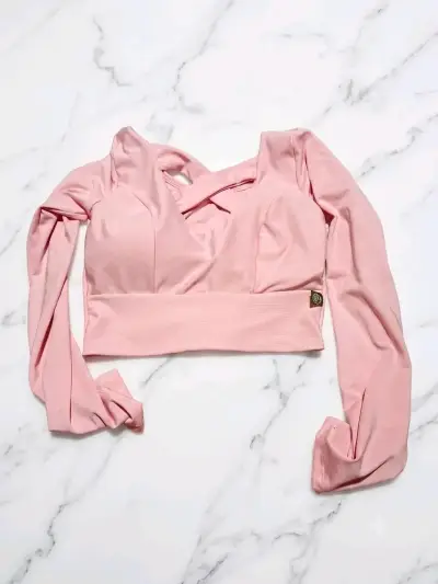 Blusa corta rosada con lazo - miniatura 2