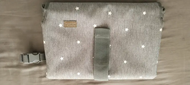Cambiador portátil con estrellas grises - 1