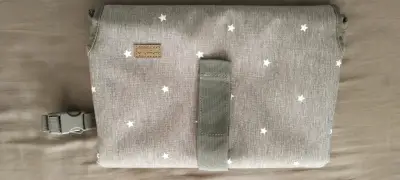 Cambiador portátil con estrellas grises - miniatura 1