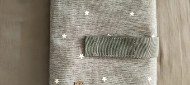 Cambiador portátil con estrellas grises - 2